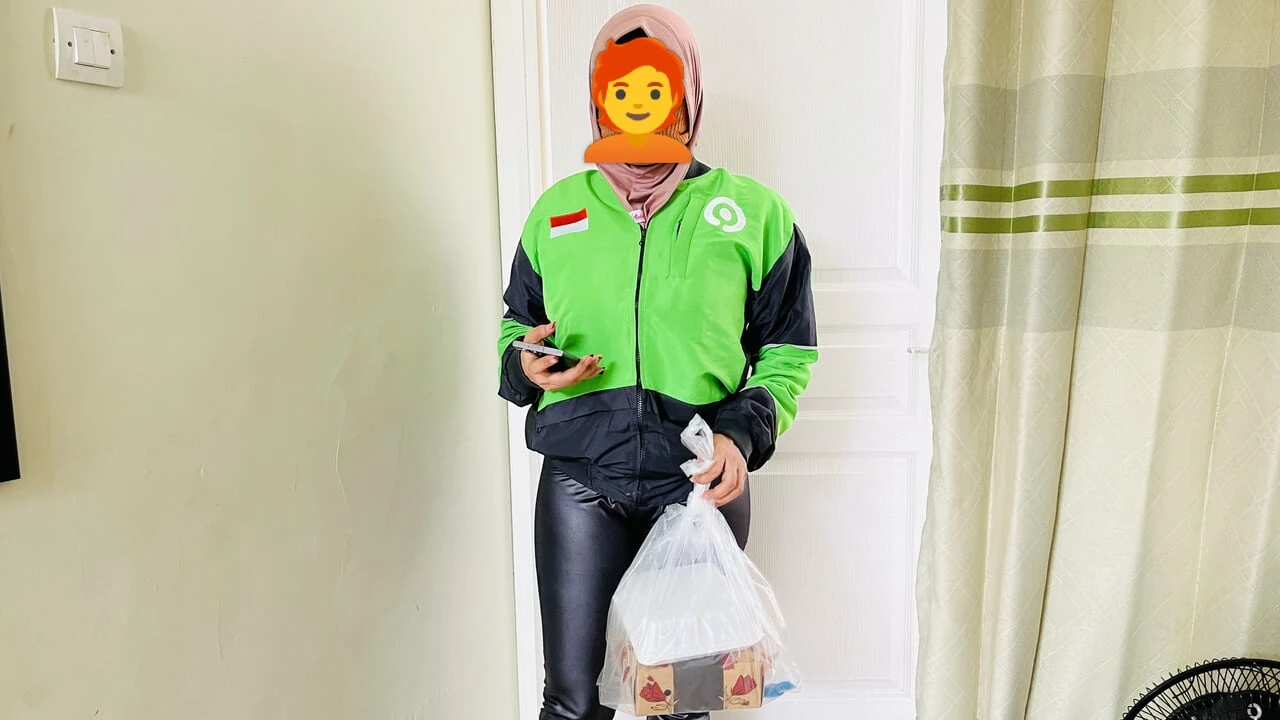 An innocent girl courier gets pranked by a lewd guy